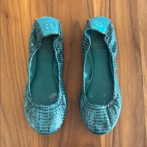 Tory Burch Turquoise Textured snakeskin style Flats Sz 7